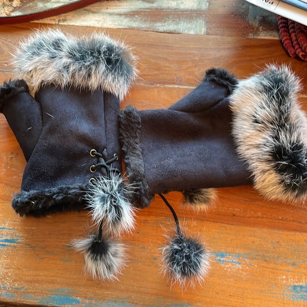 Texting ready Gloves, fingertips free.  Black with fur.  New no tags.
